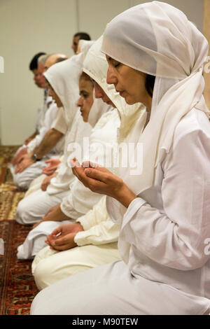 Alawiya sufi musulmans priant sur Laylat Al-Qadr festival. Drancy, Seine-Saint-Denis. Banque D'Images