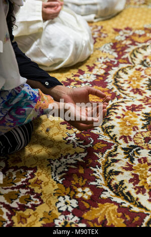 Alawiya sufi musulmans priant sur Laylat Al-Qadr festival. Drancy, Seine-Saint-Denis. Banque D'Images