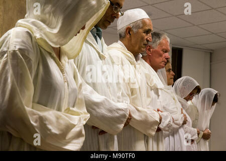 Alawiya sufi musulmans priant sur Laylat Al-Qadr festival. Drancy, Seine-Saint-Denis. Banque D'Images