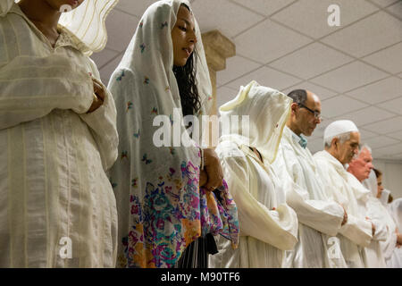 Alawiya sufi musulmans priant sur Laylat Al-Qadr festival. Drancy, Seine-Saint-Denis. Banque D'Images