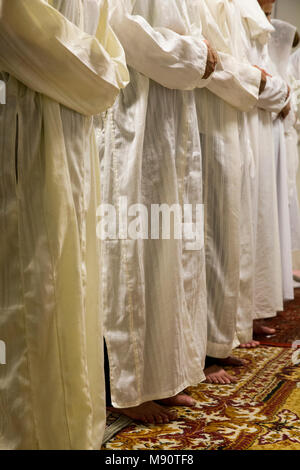 Alawiya sufi musulmans priant sur Laylat Al-Qadr festival. Drancy, Seine-Saint-Denis. Banque D'Images