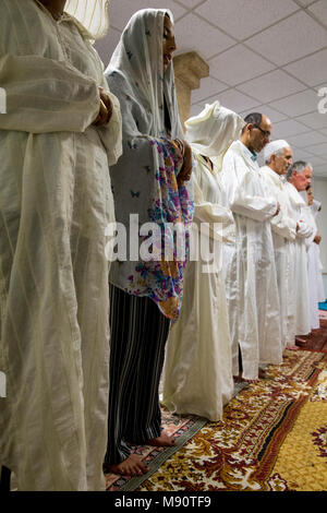 Alawiya sufi musulmans priant sur Laylat Al-Qadr festival. Drancy, Seine-Saint-Denis. Banque D'Images