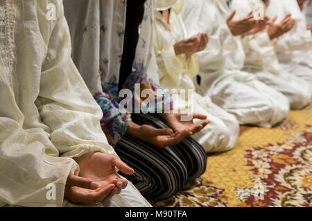 Alawiya sufi musulmans priant sur Laylat Al-Qadr festival. Drancy, Seine-Saint-Denis. Banque D'Images