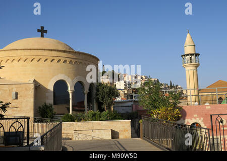Église suite à un minaret à Nazareth Israël montrant la diversité et la tolérance religieuse Banque D'Images