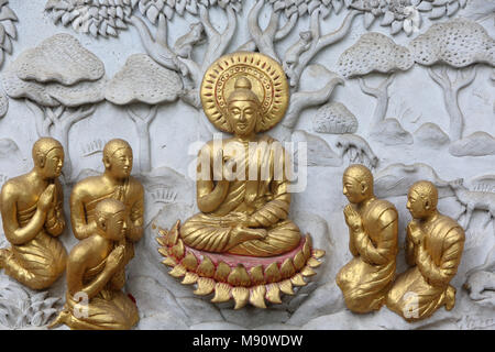 Relief représentant une scène de la vie du Bouddha en Wat Chai Mongkhon, Chiang Mai. Entouré de disciples de Bouddha. Thaïlande Banque D'Images