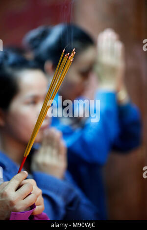 Temple taoïste. La pagode de l'empereur Jade (Chua Phuoc Hai). Les fidèles bouddhistes. La combustion d'encens. Ho Chi Minh ville. Le Vietnam. Banque D'Images