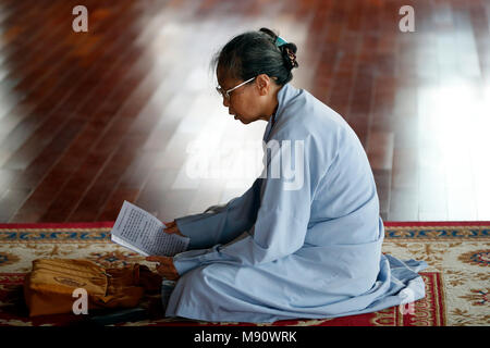 Minh Dang Quang temple bouddhiste. Femme à cérémonie bouddhiste. Ho Chi Minh ville. Le Vietnam. Banque D'Images