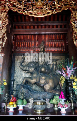 Chua Ho Quoc pagoda. BuddhaÕs la naissance. La reine Maya rêva qu'un éléphant blanc descendu du ciel et est entré dans son sein. Phu Quoc. Le Vietnam. Banque D'Images