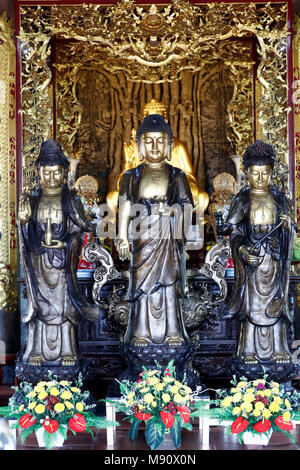 Chua Ho Quoc pagoda. Autel principal. Bouddha et Quan Am ( Déesse de la Pitié ) staues. Phu Quoc. Le Vietnam. Banque D'Images