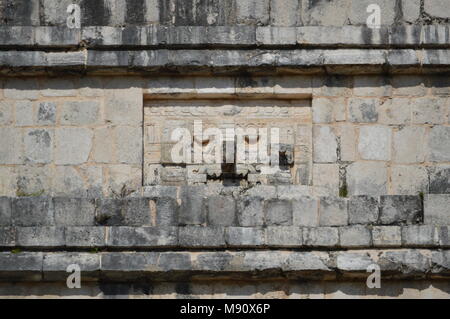 La section supérieure de l'El Castillo à Chichen Itza, Mexique Banque D'Images