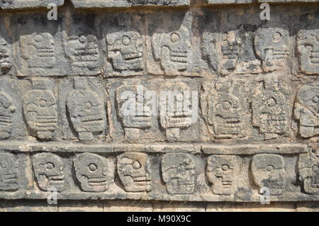 Les sculptures du crâne de la plate-forme du crâne à Chichen Itza, Mexique Banque D'Images