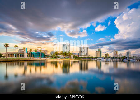 Saint Petersburg, Florida, USA Skyline sur la mer au coucher du soleil. Banque D'Images