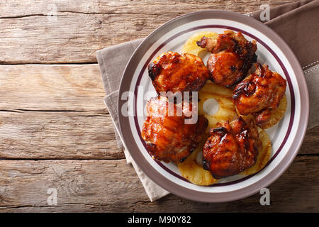 Barbecue hawaïen huli huli : vitrage poulet grillé à l'ananas sur une assiette. Haut horizontale Vue de dessus Banque D'Images