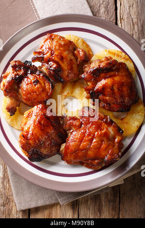 Poulet hawaïen huli huli avec ananas gros plan sur une assiette. Haut Vertical Vue de dessus Banque D'Images