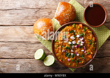 Pav bhaji indiens alimentaire Mumbai de légumes avec du pain close-up dans un bol sur la table. haut horizontale Vue de dessus Banque D'Images