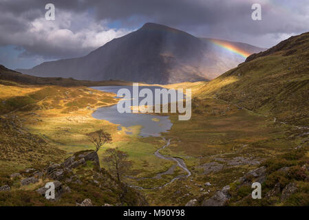 Cwm Idwal passant sur arc-en-ciel dans les montagnes de Snowdonia National Park, au nord du Pays de Galles. L'automne (septembre) 2017. Banque D'Images