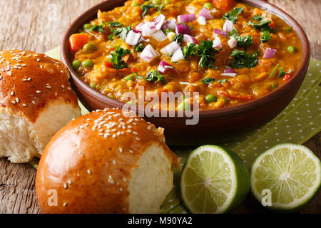 Pav Bhaji est un plat de restauration rapide de l'Inde, épais et épicé au curry de légumes, frits et servis avec un petit pain Bun Paav sur la table horizontale. Banque D'Images