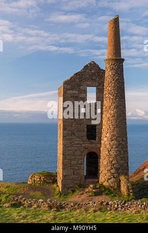 Tin mine abandonnée à papule Owles, qui peut se transformer en loisirs dans la papule Poldark série télé, sur les falaises de Cornouailles à Botallack, Cornwall, Engla Banque D'Images