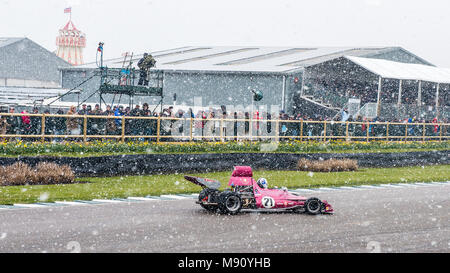 Scott O'Donnell conduisant le Begg-Chevrolet FM5 Formule 5000 dans la neige au cours de la réunion des membres 2018 Goodwood 76mm en voiture de démonstration. Banque D'Images