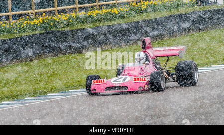 Scott O'Donnell conduisant le Begg-Chevrolet FM5 Formule 5000 dans la neige au cours de la réunion des membres 2018 Goodwood 76mm en voiture de démonstration. Banque D'Images