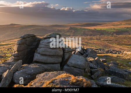 Tor du roi près de Merrivale sur un après-midi d'hiver ensoleillé, Dartmoor, dans le Devon, Angleterre. L'hiver (novembre) 2017. Banque D'Images