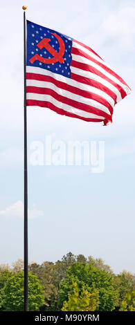 Marteau et la faucille russe symboliques superposées sur United States stars and stripes flag. Les troubles politiques, le chaos et l'intrigue. Banque D'Images