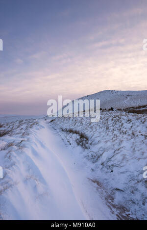 Des congères profondes à côté de l'allée cavalière à South Head, le Hayfield dans le Peak District, Derbyshire, Angleterre. Banque D'Images