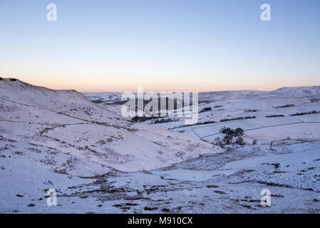 Belle matinée d'hiver dans les collines autour de fauche dans le parc national de Peak District, Derbyshire, Angleterre. Banque D'Images