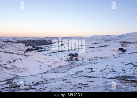 Belle matinée d'hiver dans les collines autour de fauche dans le parc national de Peak District, Derbyshire, Angleterre. Banque D'Images