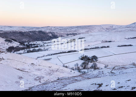 Belle matinée d'hiver dans les collines autour de fauche dans le parc national de Peak District, Derbyshire, Angleterre. Banque D'Images