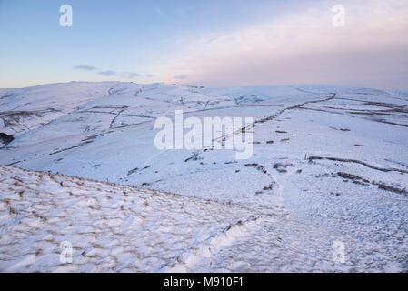 Avis de Kinder Scout de près de fauche sur un beau matin neigeux en décembre. Un paysage de landes dans le Peak District, Derbyshire, Angleterre. Banque D'Images