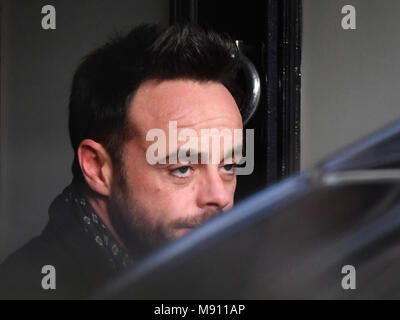 Ant McPartlin laissant une maison dans l'ouest de Londres après qu'il a été interrogé par la police sur le même jour, il a été révélé son partenaire présentateur TV Declan Donnelly sera l'hôte de leur programme Saturday Night Takeaway sans lui. Banque D'Images