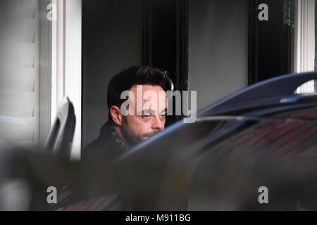 Ant McPartlin laissant une maison dans l'ouest de Londres après qu'il a été interrogé par la police sur le même jour, il a été révélé son partenaire présentateur TV Declan Donnelly sera l'hôte de leur programme Saturday Night Takeaway sans lui. Banque D'Images