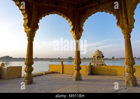 Avis de Gadi Sagar temple à Gadisar lake à Jaisalmer, Rajasthan, Inde. Banque D'Images