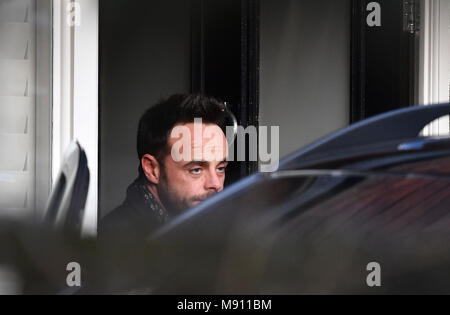 Ant McPartlin laissant une maison dans l'ouest de Londres après qu'il a été interrogé par la police sur le même jour, il a été révélé son partenaire présentateur TV Declan Donnelly sera l'hôte de leur programme Saturday Night Takeaway sans lui. Banque D'Images