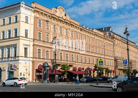 La Russie, Saint-pétersbourg - le 18 août 2017 : la perspective Nevski près du Gostiny Dvor en direction du centre-ville à l'été journée ensoleillée. Maintenant, c'est main stre Banque D'Images