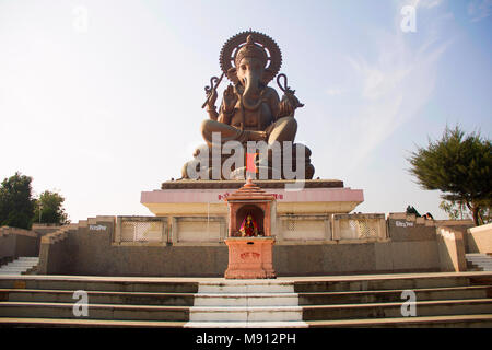 Long coup de la Birla Ganapati un 72 pieds de grand seigneur Ganapati idol avec étapes à Somatane Toll Plaza à Pune Banque D'Images