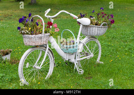 Vieux modèle Vintage de décoration location équipée Panier Fleurs Jardin Banque D'Images