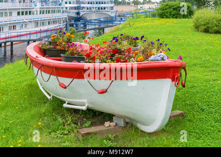 Modèle Vintage décoratif en bois ancien bateau de oar plein de fleurs. L'aménagement paysager Banque D'Images