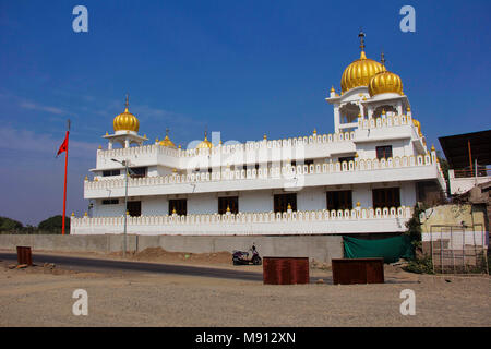 Vue latérale, Gurudwara Guru Singh Sahib, Dehu Road à Pune Banque D'Images