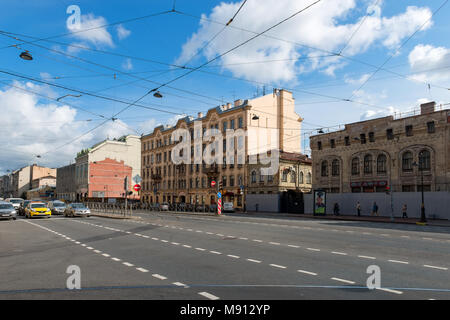 La Russie, Saint-pétersbourg - le 18 août 2017 : le trafic automobile sur le Ligovsky Prospekt Banque D'Images