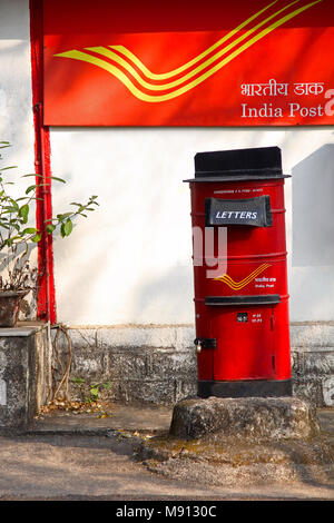 Red letter box avec le fond de l'Inde Post, campus de l'Université de Pune à Pune Banque D'Images