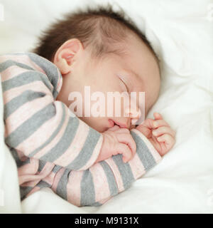 Baby close-up, nouveau-né, l'arrière-plan de couchage bébé - jusqu'à un mois Banque D'Images