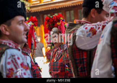 Plovdiv, Bulgarie 3 Août 2018 : Les danseurs de Bulgarie portant des costumes nationaux colorés sont à se parler en coulisses Banque D'Images