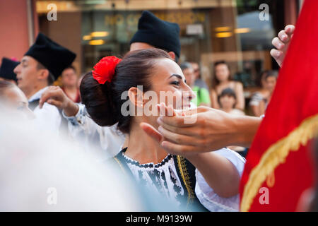 Plovdiv, Bulgarie 3 Août 2013 : le folklore roumain danseurs effectuer dans la rue au cours de XIX Festival International de Folklore. Banque D'Images