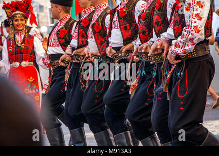 Plovdiv, Bulgarie 3 Août 2013 : le folklore bulgare danseuses à la XIXE Festival International de Folklore. Banque D'Images