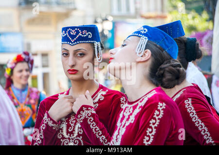 Plovdiv, Bulgarie - 3 août 2013 : Deux jeunes filles arméniennes en costumes folkloriques en attente de leur performance à la XIXE Festival International de Folklore Banque D'Images