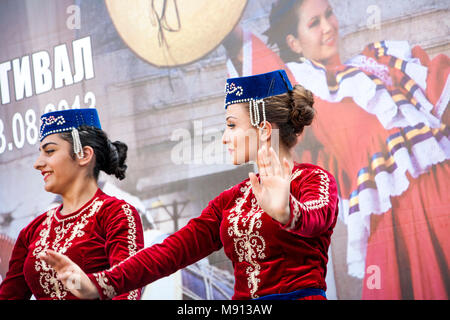 Plovdiv, Bulgarie - 3 août 2013 : Deux jeunes filles arméniennes dans le folklore costumes sont sur scène de la XIXE Festival International de Folklore Banque D'Images