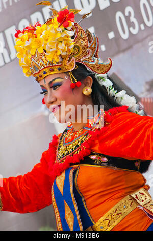 La Bulgarie, Plovdiv 3 Août 2013 : danseuse indonésienne habillés de couleurs vives sur la scène de XIX Festival International de Folklore. Banque D'Images