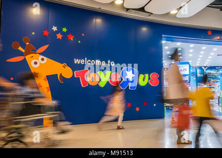 Bangkok, Thaïlande - le 17 mars 2018 : Motion Blurred people walking passé Toys R Us shop à Bangkok. Banque D'Images